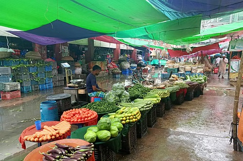 শীতের সবজির সরবরাহ কম, চড়া দামে বিক্রি চলছে