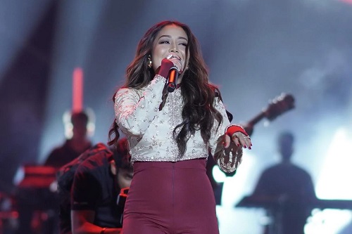 মঞ্চে ঝড় তুলে আলোচনায় নেহা