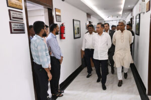 সচিবালয়ে কর্মরতদের সঠিক সময়ে উপস্থিতি নিশ্চিতে প্রধানমন্ত্রীর ঝটিকা সফর