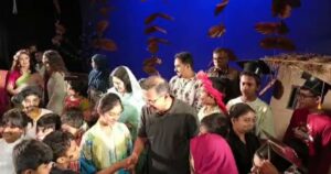 সপরিবার মঞ্চনাটক দেখলেন প্রধানমন্ত্রী