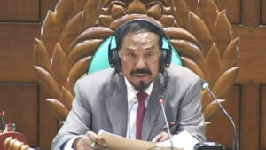 সংসদের অধিবেশন কক্ষে খাচ্ছিলেন এমপি, ধরে ফেললেন স্পিকার