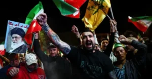 ১৪দিনের যুদ্ধবিরতি ঘোষণায় বাঁধভাঙা উল্লাসে রাস্তায় নেমেছেন ইরানিরা