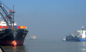 ৫ মে চট্টগ্রাম বন্দরে পৌঁছবে ১ লাখ টন অপরিশোধিত তেল