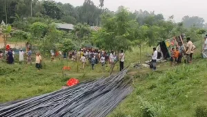 ঢাকা-টাঙ্গাইল মহাসড়কে রডবোঝাই ট্রাক উল্টে নিহত ১৫