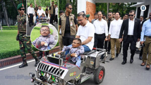 বিশেষ চাহিদাসম্পন্ন তরুণের ‘স্মার্ট কারে’ চড়লেন প্রধানমন্ত্রী