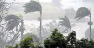 ১৩ জেলায় ৬০ কিলোমিটার বেগে ঝড়ের শঙ্কা, নদীবন্দরে সতর্কতা