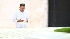 দেশে ফিরে বাবা-মায়ের কবর জিয়ারত প্রধানমন্ত্রীর