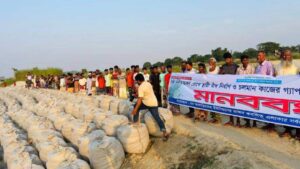 করতোয়া নদীর ভাঙন রোধে স্থায়ী বাঁধ নির্মাণের দাবিতে মানববন্ধন