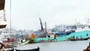 কর্ণফুলী নদীতে ফিশিং ভেসেলে বিস্ফোরণ, ঢাকায় নেওয়ার পথে দুই নাবিকের মৃত্যু
