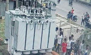 টাঙ্গাইলে বিদ্যুৎ অফিসে হামলা, লাইনম্যানকে বেধড়ক পিটুনি