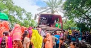 নাটোরে গরুবাহী ট্রলির সঙ্গে বাসের মুখোমুখি সংঘর্ষ, নিহত ৩