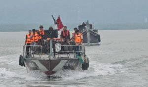নাফ নদে এক লাখ ৯০ হাজার ইয়াবাসহ আটক ৩