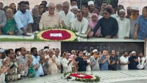 জিয়াউর রহমান ও খালেদা জিয়ার সমাধিতে পার্বত্য চট্টগ্রামবিষয়ক মন্ত্রীর শ্রদ্ধা