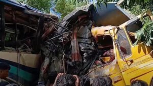 চাঁদপুরে বালুবাহী ট্রাকের সঙ্গে বাসের সংঘর্ষ, নিহত ৩