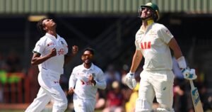 খেলার মাঝেই হাসানের প্রশংসায় অজি ক্রিকেটাররা