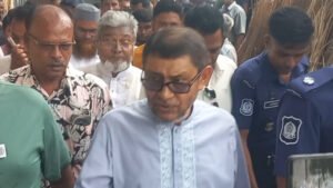 ‘ভুল চিকিৎসায়’ মৃত্যু, গৃহবধূর বাড়িতে গিয়ে বিচারের আশ্বাস স্বাস্থ্যমন্ত্রীর
