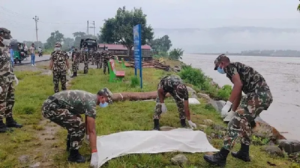 নেপালে প্রাণহানি বেড়ে প্রায় ৮০০, এখনো নিখোঁজ আড়াই হাজারেরও বেশি