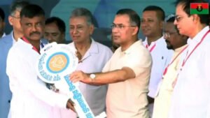 বাঁশখালীতে বন্যায় ক্ষতিগ্রস্তদের হাতে ঘরের চাবি তুলে দিলেন প্রধানমন্ত্রী