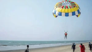 কক্সবাজার সৈকতে প্যারাসেলিং থেকে ছিটকে পড়ে প্রাণ গেল পর্যটকের