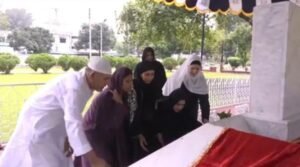 মেয়েকে নিয়ে বাবার কবর জিয়ারতে জুবাইদা রহমান
