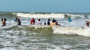 কক্সবাজার সমুদ্রসৈকতে গোসলে নেমে পর্যটক নিখোঁজ