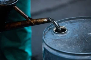 বিশ্ববাজারে ১০০ ডলার ছাড়াল জ্বালানি তেলের দাম