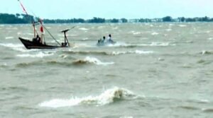 মেঘনায় ট্রলারডুবে নিহত ১, নিখোঁজ একই পরিবারের ৪ জন