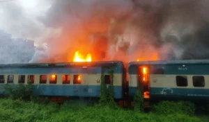 চট্টগ্রামে ট্রেনের পরিত্যক্ত বগিতে আগুন