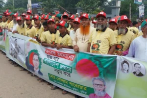 প্রধানমন্ত্রীকে স্বাগত জানাতে কুমিল্লায় মহাসড়কের দুপাশে হাজারো মানুষের ঢল